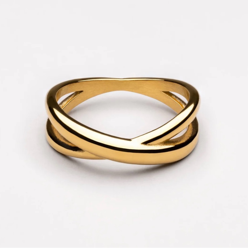 Elegant Gold Women's Ring